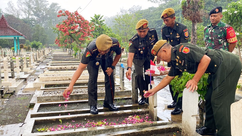 Dalam Rangka Memperingati HUT ke 79 Armed TNI AD tahun 2024, Prajurit dan Persit Yonarmed 1 mengikuti Upacara Ziarah Rombongan di Taman Makam Pahlawan Untung Suropati, Malang Jawa Timur, Kamis (28/11/2024). (foto: Penajusta/Narwan)