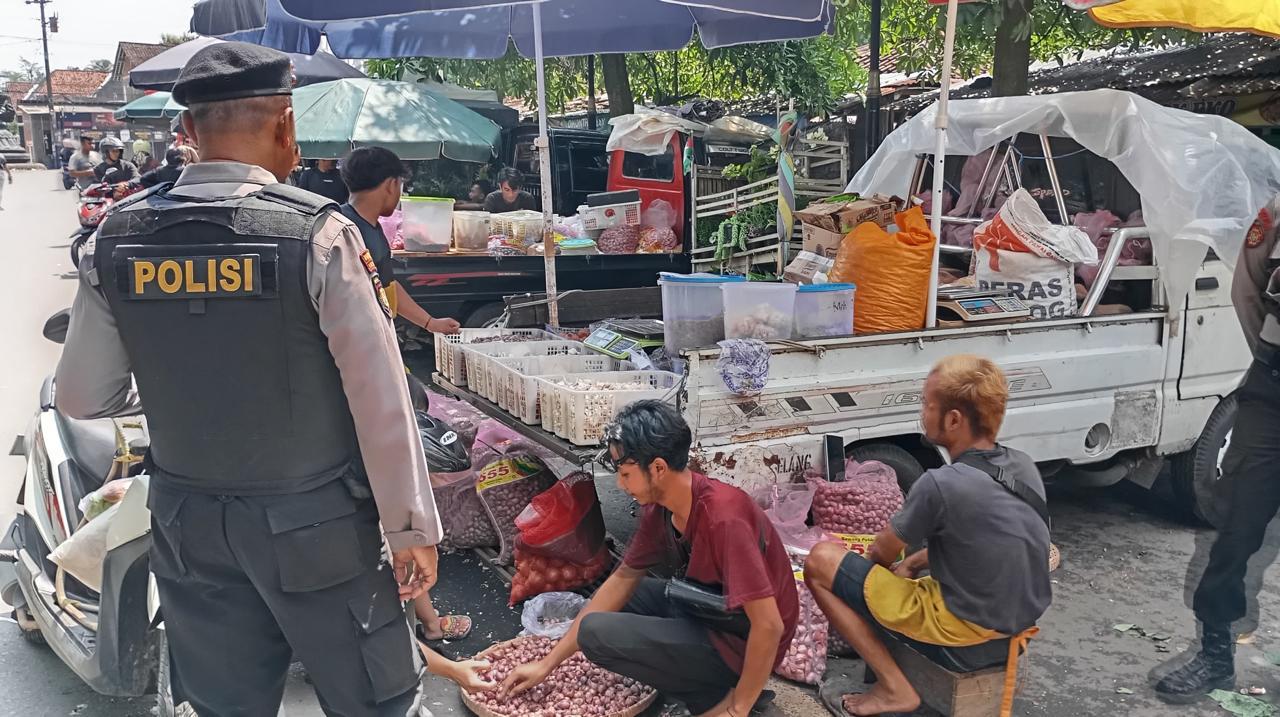 Sat samapta Polresta Magelang saat patroli di pasar Tegalrejo (Agri/mitramabesnews.com/daerah)
