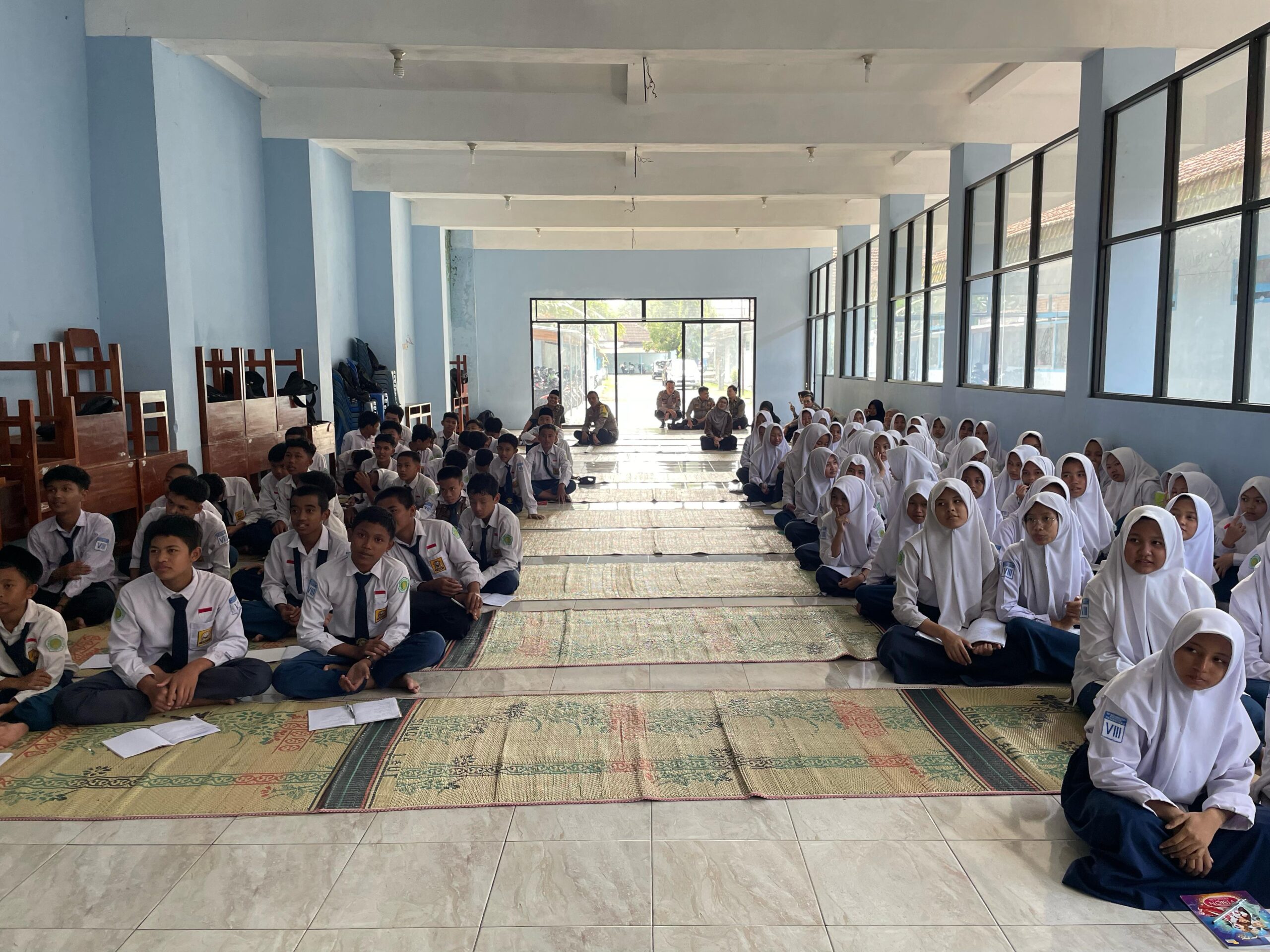 Konselor membangun komunikasi yang hangat dengan para siswa (Agri/mitramabesnews.com/Magelang)