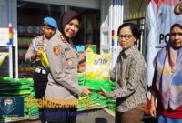 Kapolres Magelang Kota, AKBP Anita Indah Setyaningrum saatpelaksanaan Gerakan Pangan Murah (GPM) di lingkungan Primkoppolres (Dok. Agri/Mitramabesnews.com/Magelang)