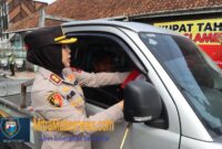 Kapolres Magelang kota Anita saat membagikan bendera merah putih kepada pengendara ( Dok. Agri/mitramabenews.com/Magelang)