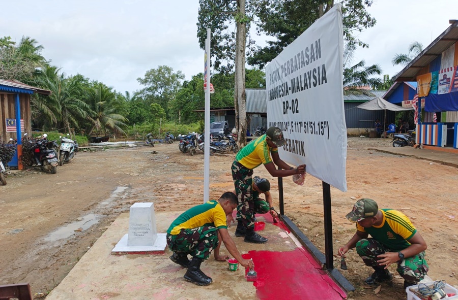 Satgas Pengamanan Perbatasan Yonarmed 11 Kostrad Pos Aji Kuning melaksanakan pemeliharaan patok batas negara yang terletak di Desa Aji Kuning, Kecamatan Sebatik Tengah, Kabupaten Nunukan, Kalimantan Utara, Kamis (24/10/2024). (foto: Peneleven/Narwan)