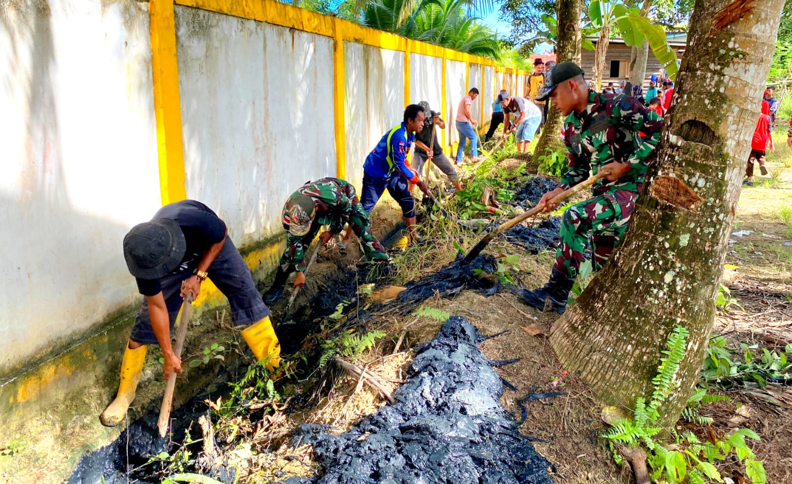 Satgas Pamtas Yonarmed 11 Kostrad Pos Aji Kuning melaksanakan kegiatan karya bakti di Desa Aji Kuning, Kecamatan Sebatik Tengah, Kabupaten Nunukan, Kaltara, Minggu (20/10/2024). (foto: Peneleven/Narwan)