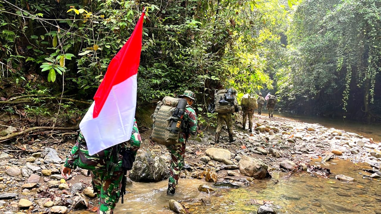 Satgas Pamtas Yonarmed 11 Kostrad bersama Tentara Diraja Malaysia melaksanakan patroli patok batas negara, Kamis (31/10/2024). (foto: Peneleven/Narwan)