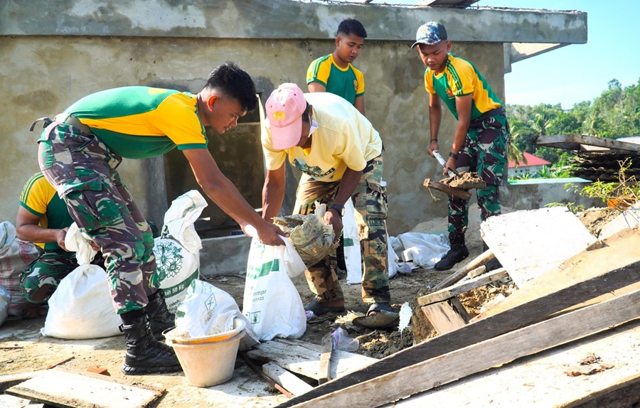 Satgas Pamtas Yonarmed 11 Kostrad Pos Komando Taktis bersama masyarakat melaksanakan kegiatan karya bakti pembangunan Masjid Darul Falah di Jalan Fatahilah, Kecamatan Nunukan Tengah, Kabupaten Nunukan, Kalimantan Utara, Selasa (29/10/2024). (foto: Peneleven/Narwan)