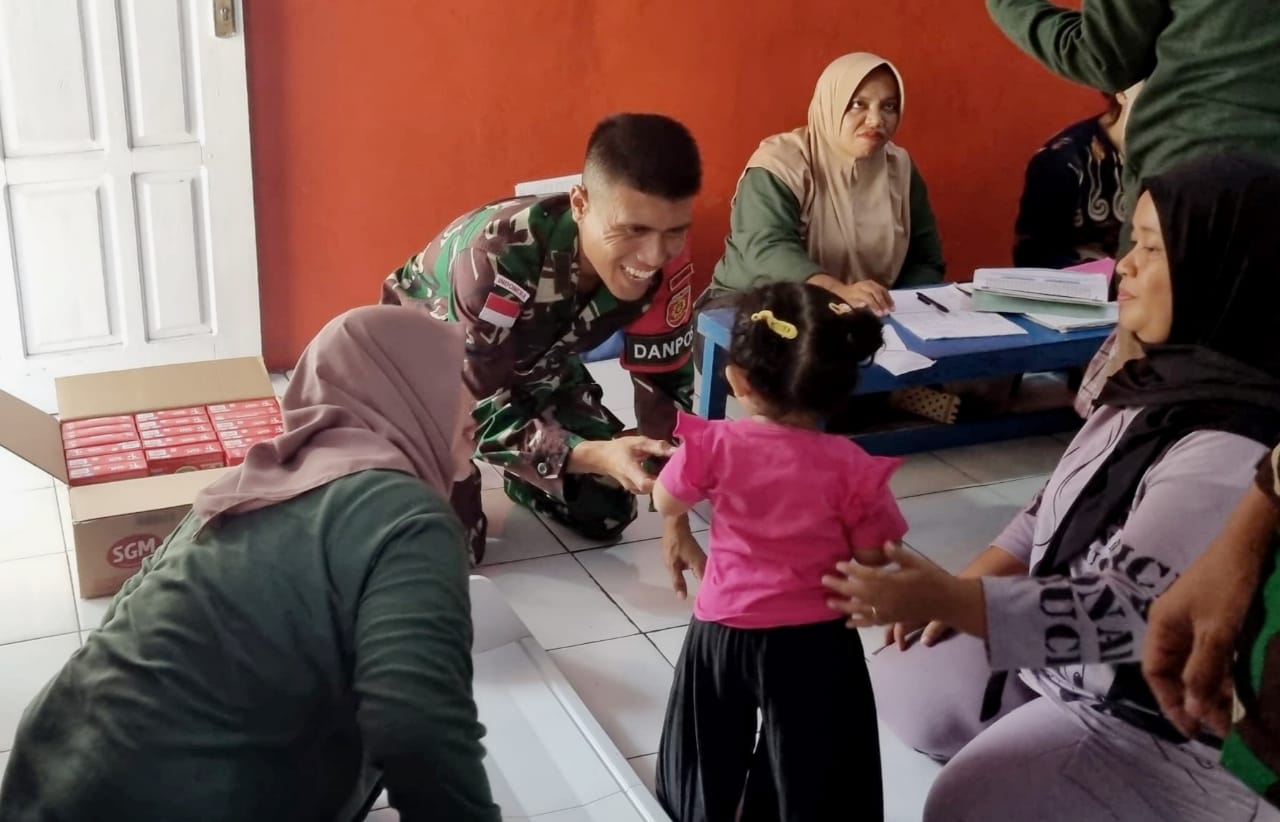 Satgas Pamtas Yonarmed 11 Kostrad Pos Sei Kaca melaksanakan kegiatan pelayanan kesehatan balita dan penyuluhan kesehatan, Minggu (27/10/2025). (foto: Peneleven/Narwan)