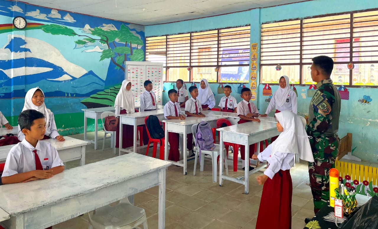 Satgas Pamtas Yonarmed 11 Kostrad Pos Seimenggaris Lama mengadakan kegiatan wawasan kebangsaan (Wasbang) kepada siswa-siswi di SD Negeri 001 Seimenggaris, Kabupaten Nunukan, Kalimantan Utara, Senin (21/10/2024). (foto: Peneleven/Narwan)