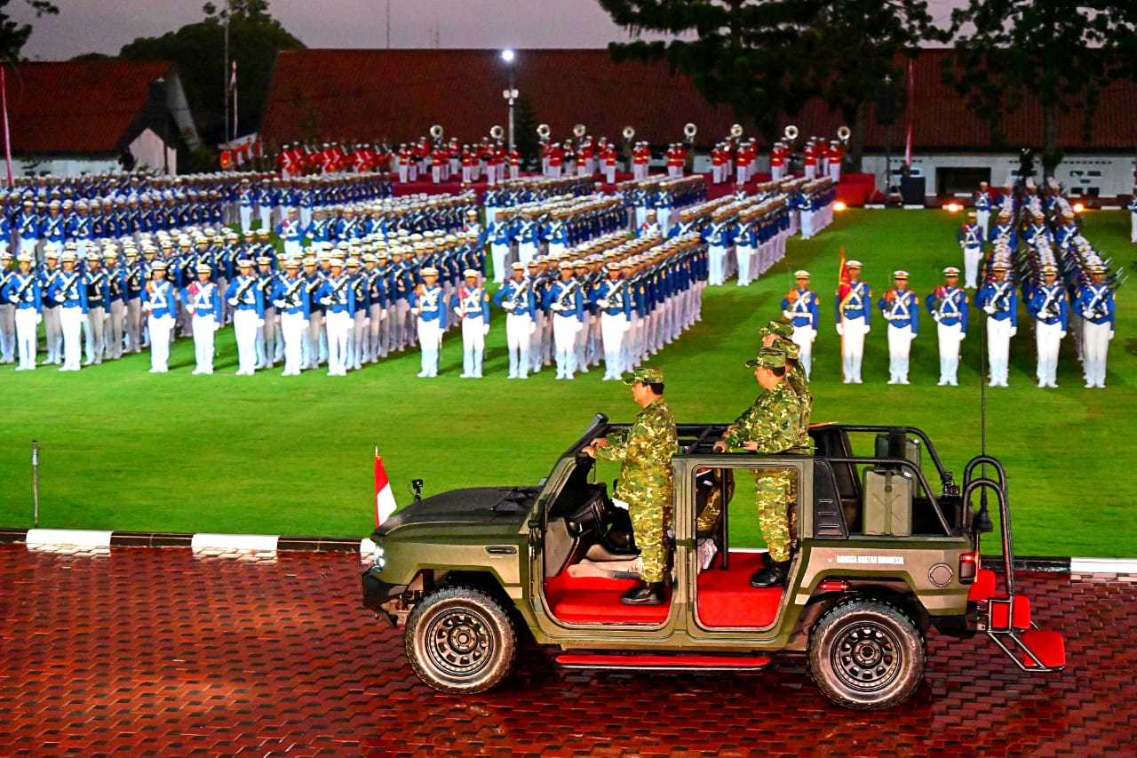 Presiden Prabowo Subianto memimpin prosesi Upacara Parade Senja yang berlangsung di Lapangan Pancasila, Akademi Militer Magelang, Jumat (25/10/2024). (foto: Biro Pers Setpres/Narwan)
