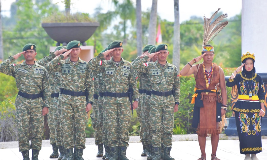 Satgas Pamtas Yonarmed 11 Kostrad melaksanakan upacara peringatan Hari Sumpah Pemuda di halaman Kantor Bupati Nunukan, Senin (28/10/2024). (foto: Peneleven/Narwan)