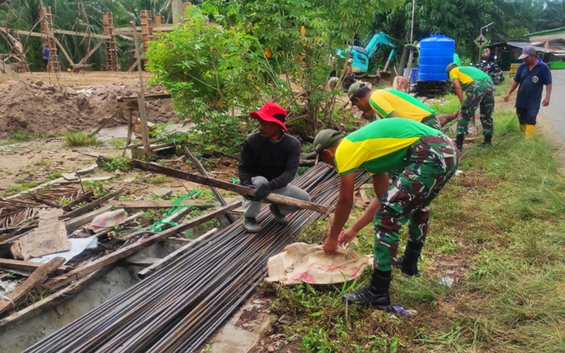 Satgas Pamtas Yonarmed 11 Kostrad melaksanakan kegiatan karya bakti membantu pembuatan rumah warga di Desa Tanjung Aru, Kecamatan Sebatik Timur, Kabupaten Nunukan, Kalimantan Utara, Rabu (23/10/2024). (foto: Peneleven/Narwan)