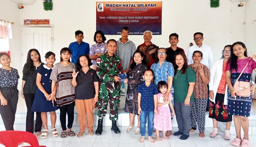 Satgas Pengamanan Perbatasan Yonarmed 11 Kostrad Pos Bukit Keramat, menggelar membagikan Alkitab kecil dan bacaan rohani anak-anak kepada Gereja Katolik Stasi Santo Leonardus. (foto: Peneleven/Narwan)
