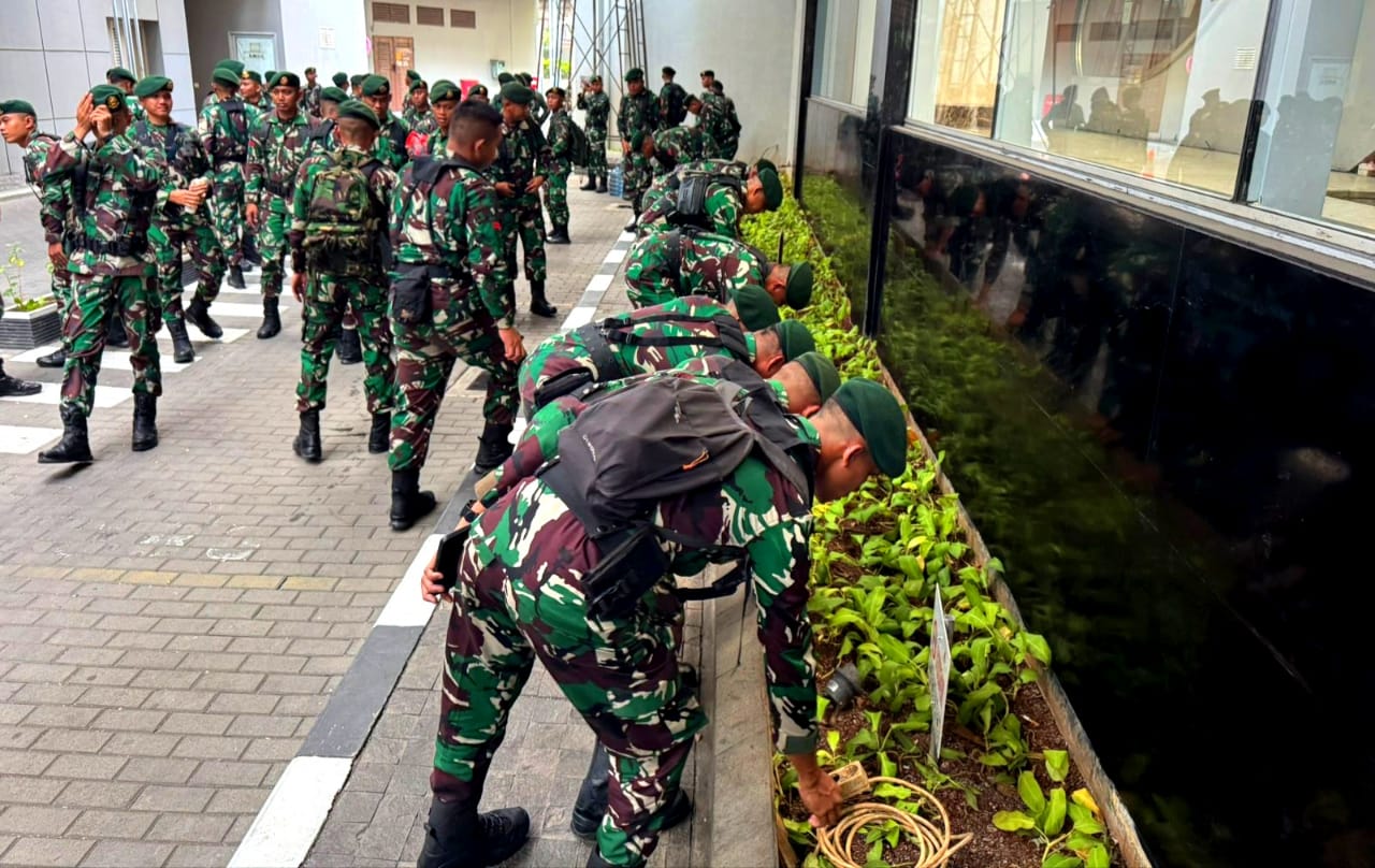 Usai pelantikan presiden RI, Prajurit Yonarmed 1 Kostrad melaksanakan kegiatan pembersihan di sepanjang Jalan Panglima Sudirman, Kecamatan Tanah Abang, DKI Jakarta, Senin (21/10/2024). (foto: Penajusta/Narwan)