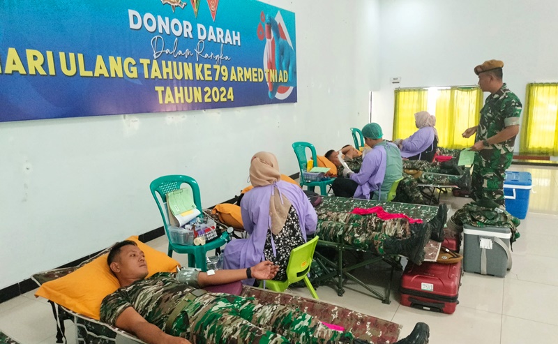 Memperingati HUT ke-79 Armed TNI AD, Prajurit dan Persit Menarmed 2 Putra Yudha dan Yonarmed 1 Kostrad melaksanakan kegiatan donor darah, Jumat (29/11/2024). (foto: Penajusta/Narwan)