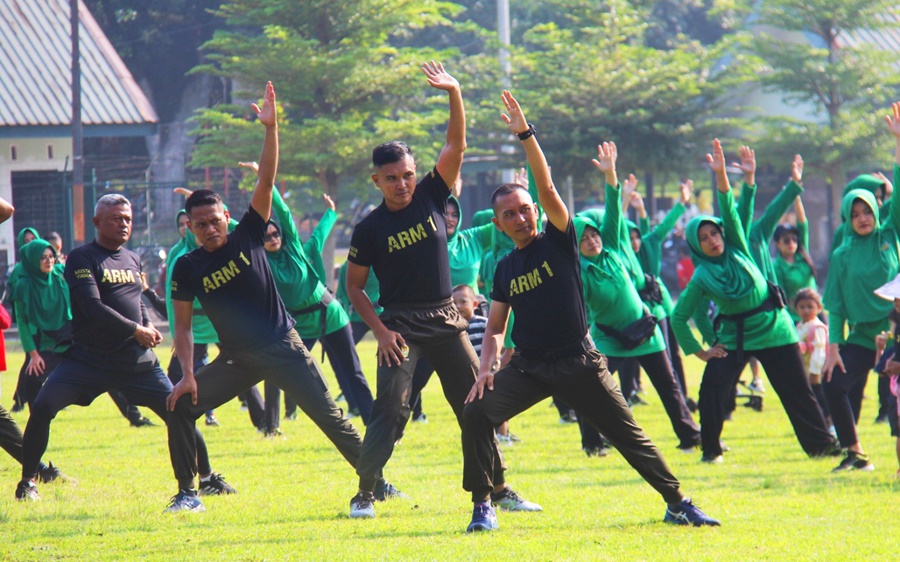 Prajurit dan Persit Yonarmed 1 Kostrad melaksanakan kegiatan Senam Bersama. Kegiatan ini berlangsung di lapangan Yonarmed 1 Kostrad, Singosari, Malang, Jumat (15/11/2024). (foto: Penajusta/Narwan)