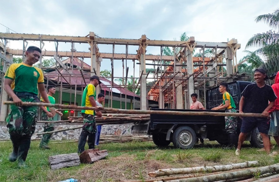 Satgas Pamtas Yonarmed 11 Kostrad Pos Sei Ular bersama warga melaksanakan karya bakti pembangunan Masjid Maulana Arsy, Desa Sekaduyan Taka, Kecamatan Simanggaris, Kabupaten Nunukan, Rabu (06/11/2024). (foto: Peneleven/Narwan)