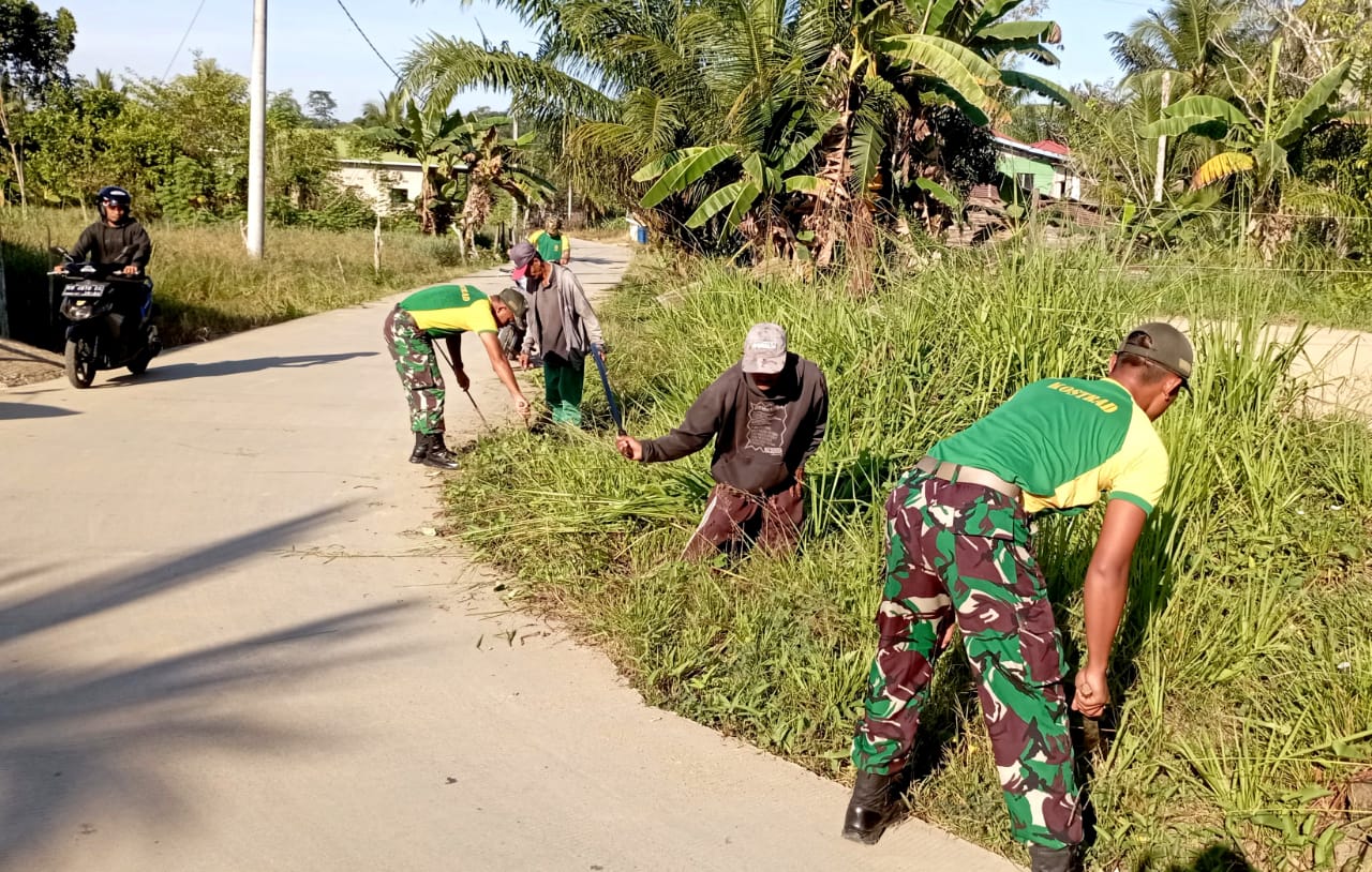Satgas Pamtas Yonarmed 11 Kostrad Pos Aji Kuning bersama warga menggelar kegiatan karya bakti pembersihan jalan di Desa Bukit Harapan, Kecamatan Sebatik Tengah, Kabupaten Nunukan, Jumat (22/11/2024). (foto: Peneleven/Narwan)