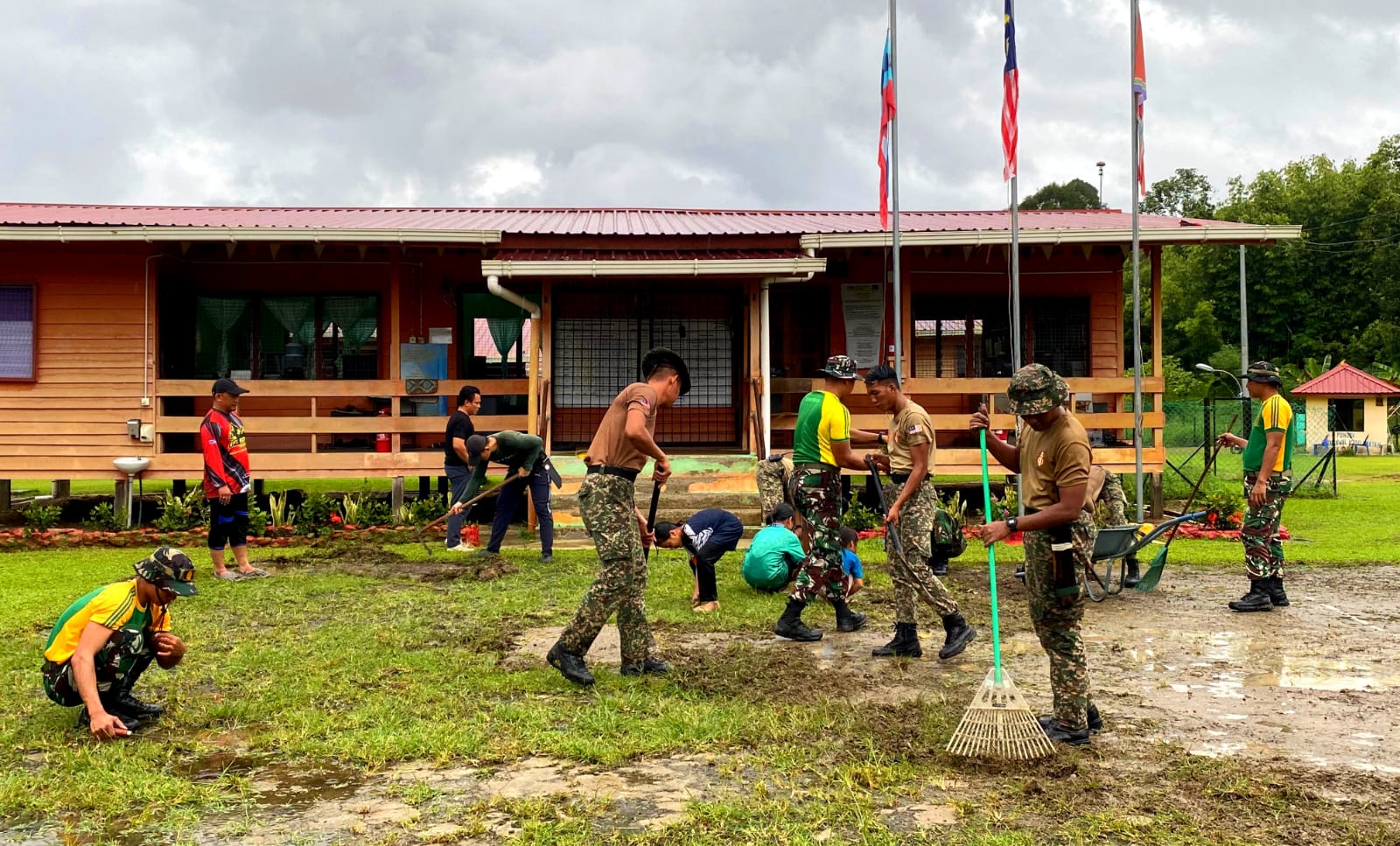 Karya bakti Satgas Pamtas Yonarmed 11 Kostrad bersama Tentara Diraja Malaysia di Sekolah Kebangsaan Saliku, Sabah, Senin (25/11/2024). (foto; Peneleven/Narwan)