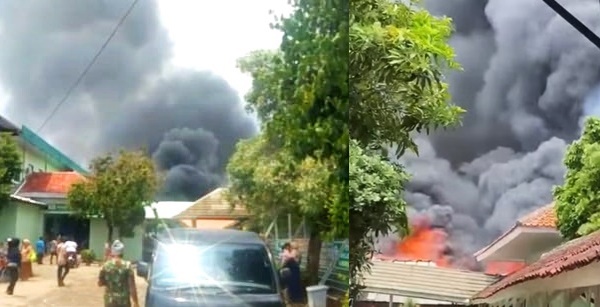 Gudang Rumah Sakit Dera As-Syifa di Kecamatan Banjarharjo, Kabupaten Brebes, Jawa Tengah, mengalami kebakaran, Selasa (12/11/2024) siang. (foto: tangkapan layar video)
