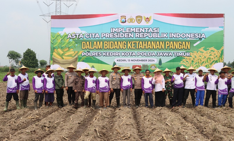 Sebagai salah satu upaya implementasi program Asta Cita Presiden RI Prabowo Subianto di bidang ketahanan pangan, Polres Kediri Kota Polda Jatim menanam bibit jagung di sejumlah wilayah Kediri, Rabu (13/11/2024). (foto: Humas/Narwan)