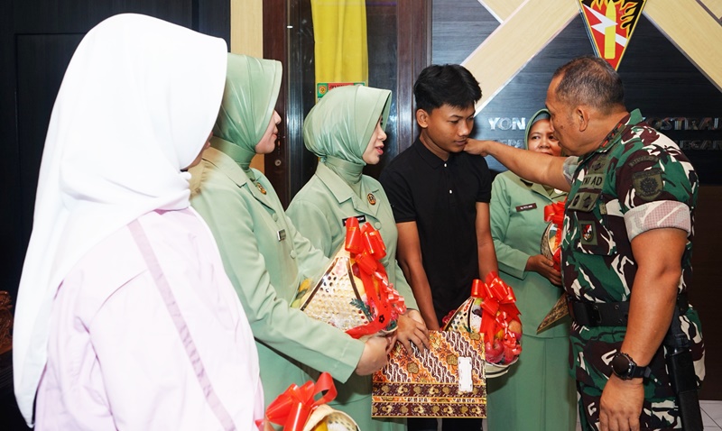 Pangdivif 2 Kostrad memberikan motivasi kepada para istri prajurit Yonarmed 11/GG/2/2 Kostrad, Senin (11/11/2024). (foto: Peneleven/Narwan)