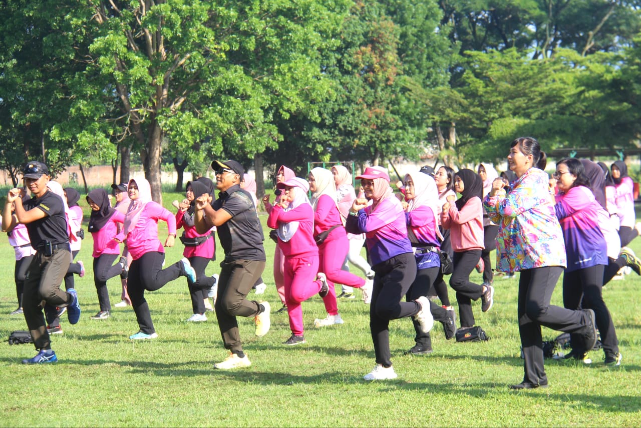 Danmenarmed 2 PY, olahraga bersama Persit dan prajurit Yonarmed 1 Kostrad, Selasa (19/11/2024). (foto: Penajusta/Narwan)