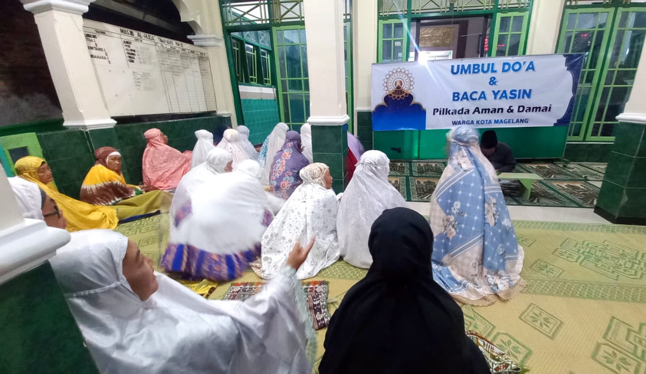 Dalam rangka mendukung terciptanya pelaksanaan Pilkada Serentak 2024 yang lancar dan kondusif, warga Kampung Tidar Baru RT 3 RW 11 Kota Magelang mengadakan kegiatan Umbul Doa dan Baca Yasin di Masjid Al Huda, Selasa (26/11/2024). (foto: Narwan)