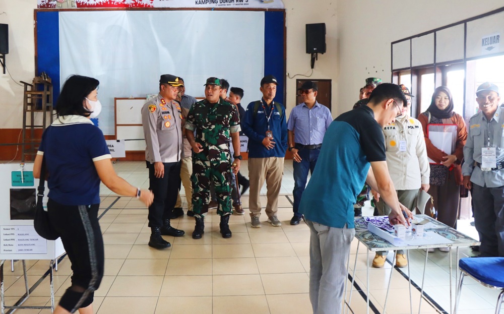 Kapolres Magelang Kota, AKBP Dhanang Bagus Anggoro, S.I.K., M.H., bersama jajaran Forkompimda, KPU, dan Bawaslu, memantau langsung pelaksanaan pemungutan suara Pilkada 2024 di Kota Magelang, Rabu (27/11/2024). (foto: Narwan)