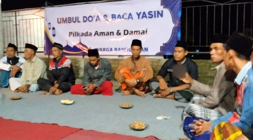 Sebagai wujud kepedulian terhadap kelancaran dan menciptakan situasi kondusif  dalam pelaksanaan Pilkada Serentak 2024, warga Desa Sukosari, Kecamatan Bandongan, Magelang, menggelar kegiatan Umbul Doa dan Pembacaan Yasin pada Minggu (24/11/2024) malam. (foto: Narwan)