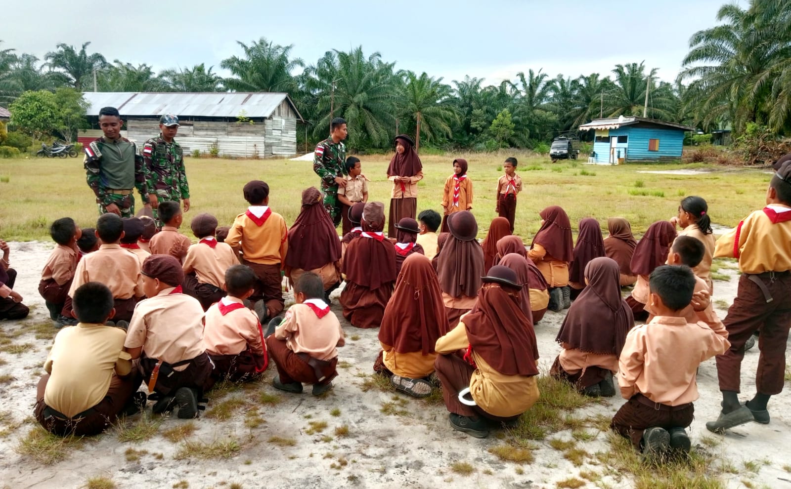 Satgas Pamtas Yonarmed 11 Kostrad Pos Sei Ular menanamkan jiwa nasionalisme kepada anak-anak SD 05 Sei Manggaris, Dusun Sei Kapal, Desa Sekaduyan Taka, Kecamatan Sei Manggaris, Kabupaten Nunukan, Kaltara, Sabtu (02/11/2024). (foto: Peneleven/Narwan)