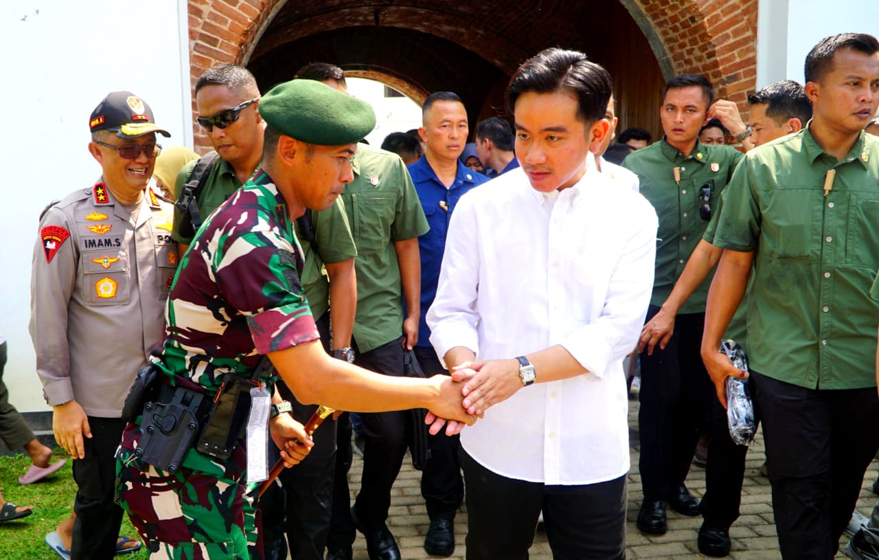 Danyonarmed 12 Kostrad menyambut kedatangan Wakil Presiden RI Gibran Rakabuming Raka di Benteng Van Den Bosch, Ngawi, Jawa Timur, Minggu (03/11/2024). (foto: Penarmed12/Narwan)
