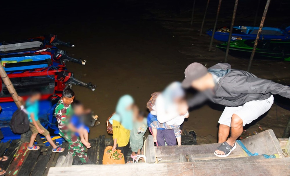 Satgas Pamtas Yonarmed 11 Kostrad berhasil menggagalkan penyelundupan 57 orang Calon Pekerja Migran Indonesia (CPMI) ilegal yang hendak diberangkatkan ke Tawau, Malaysia, Kamis (20/02/2025). (foto: Peneleven/Narwan)
