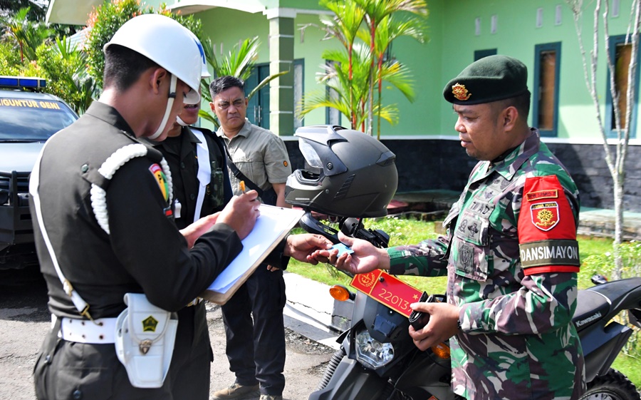 Satgas Pamtas Yonarmed 11 Kostrad Pos Komando Taktis menerima sosialisasi Operasi Penegakan Ketertiban (Gaktib) 
