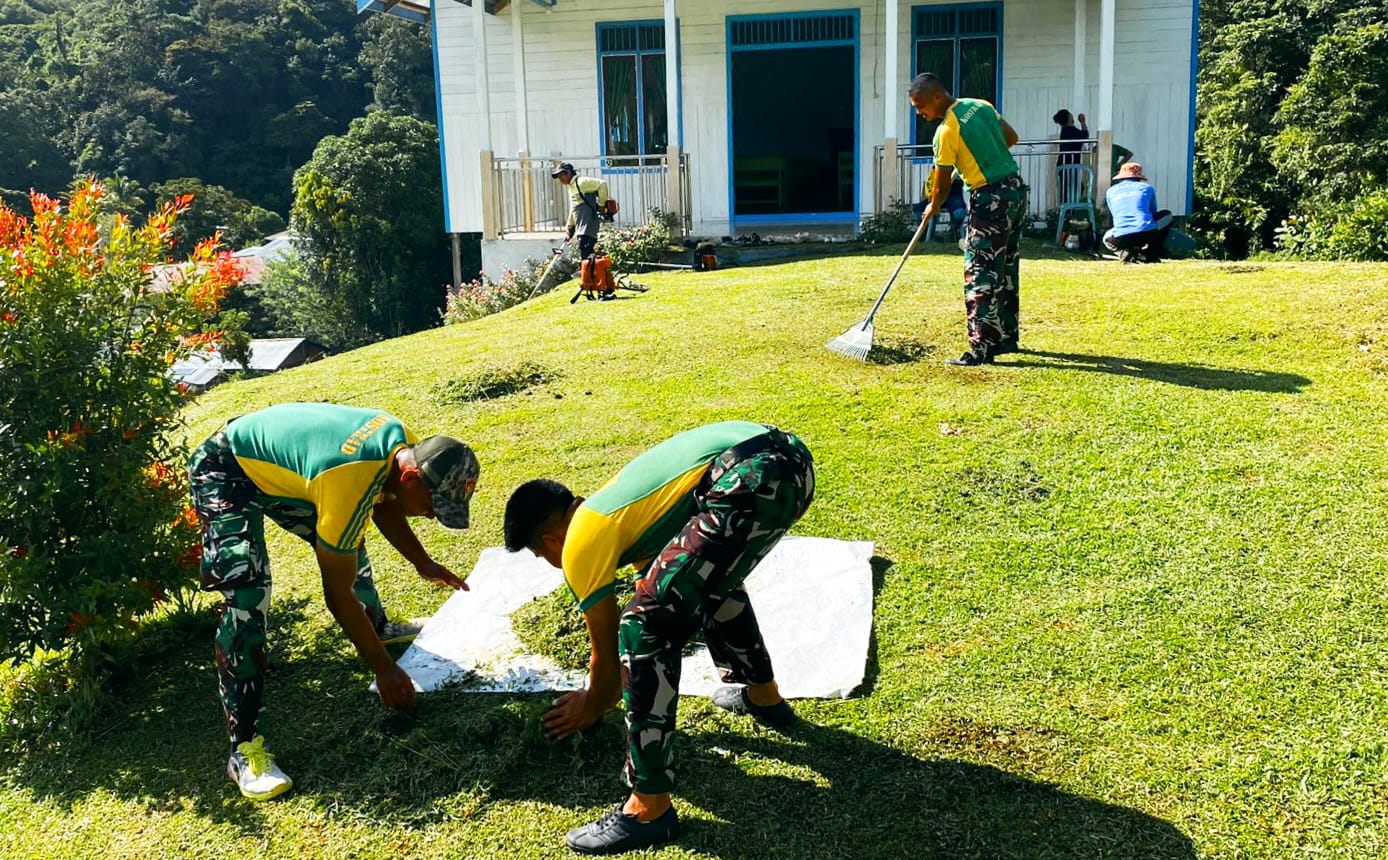 Satgas Pamtas Yonarmed 11 Kostrad Pos Lumbis melaksanakan kegiatan Karya Bakti pembersihan di GKI St. Imanuel Tau Lumbis, Desa Tau Lumbis, Kecamatan Lumbis Hulu, Kabupaten Nunukan, Rabu (05/02/2025). (foto: Peneleven/Narwan) 
