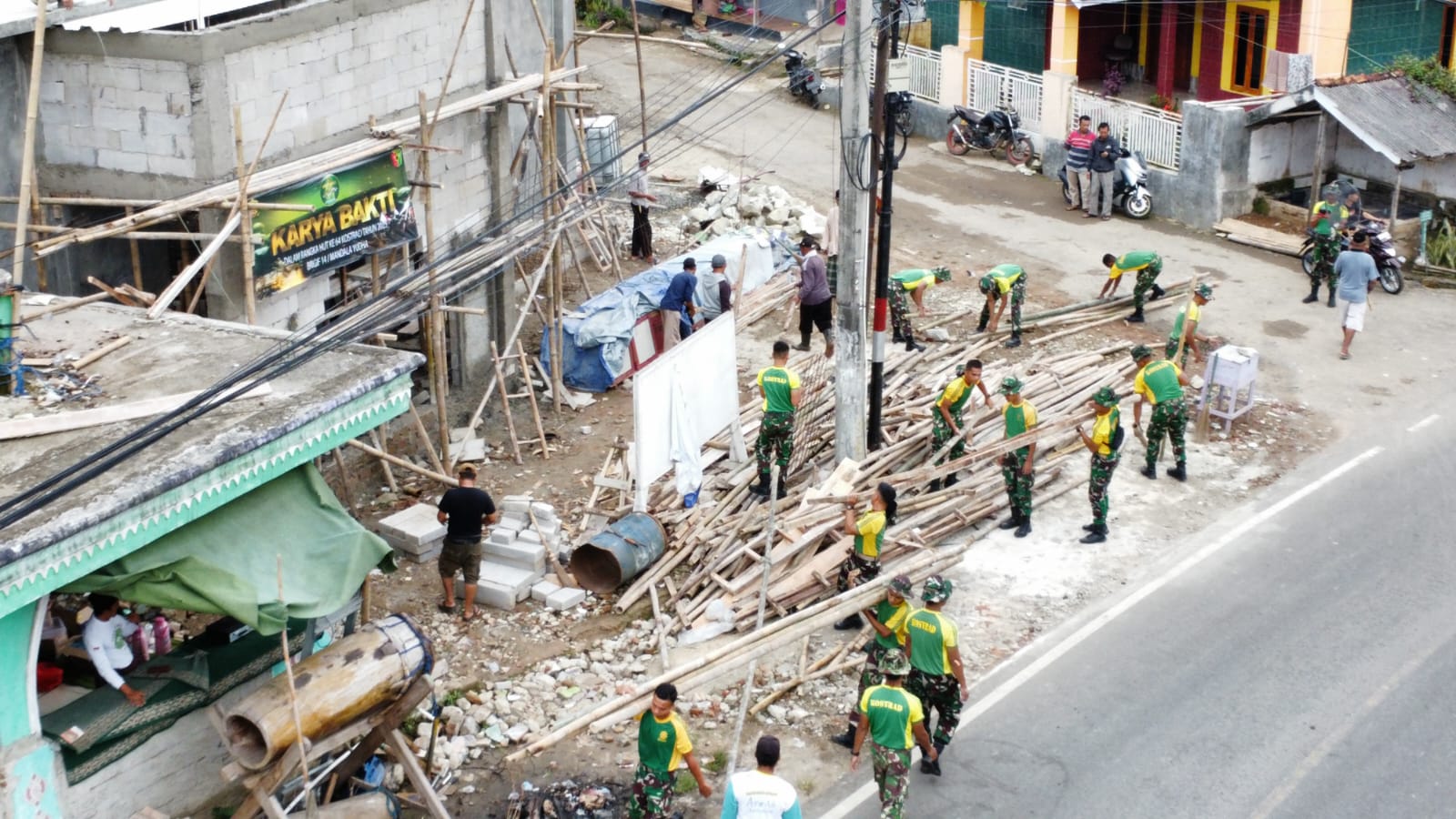 Prajurit Brigif 14/Mandala Yudha melaksanakan Karya Bakti pembersihan Masjid Al-Istiqomah Kampung Ciluwuk, Desa Karoya, Kecamatan Sajira, Kabupaten Lebak, Banten, Jumat (21/02/2025). (foto: Enggar/Red) 
