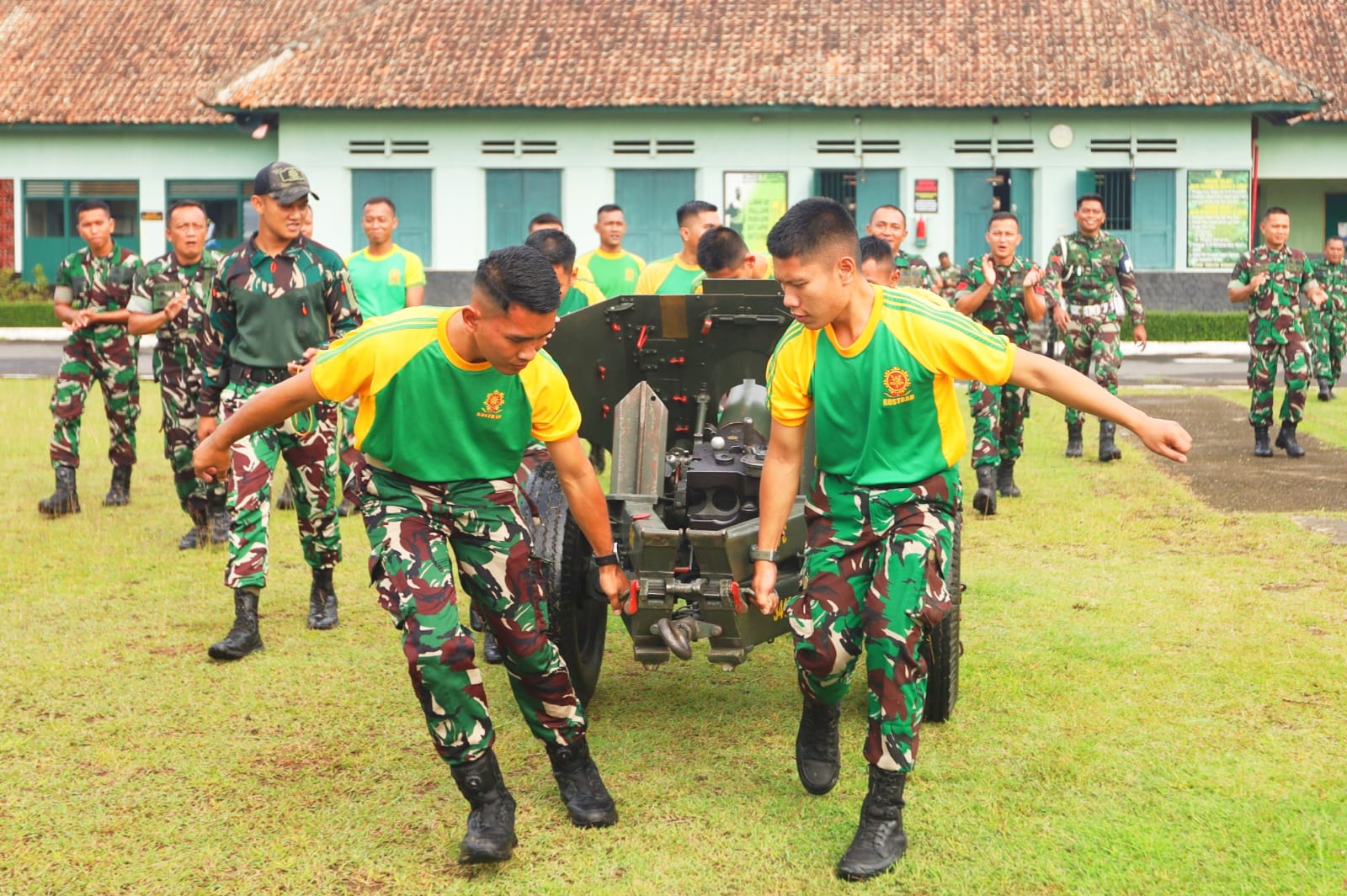 Yonarmed 11/GG/2/2 Kostrad menggelar kegiatan Cakra Outbound di markas satuan, Jalan Dr. Koesen Hirohoesodo Selatan, Gelangan, Kecamatan Magelang Tengah, Kota Magelang, Kamis (27/02/2025). (foto: Peneleven/Narwan) 