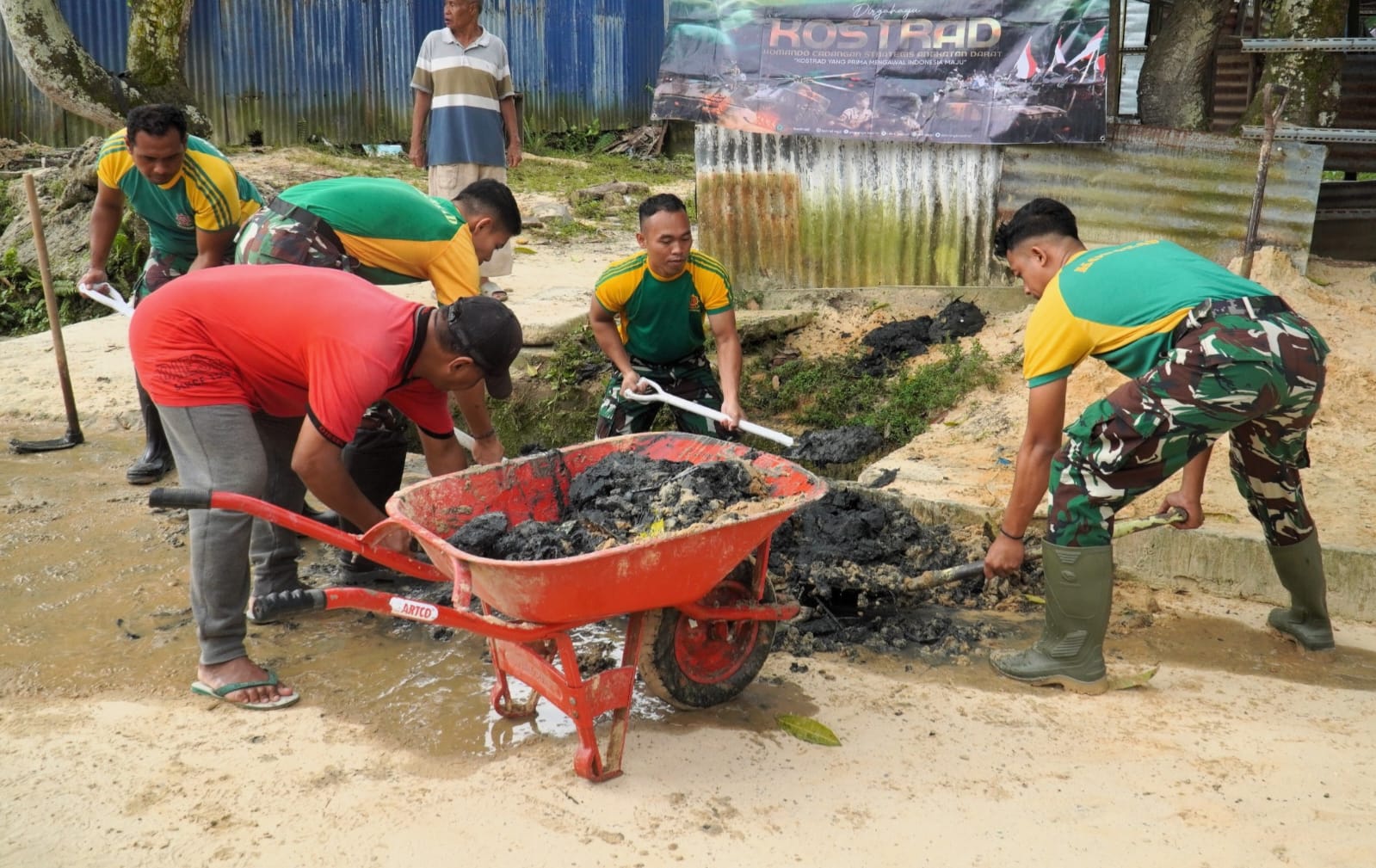 Satgas Pamtas Yonarmed 11 Kostrad membersihkan saluran air di Jalan Fatahilah, Kecamatan Nunukan Tengah, Kabupaten Nunukan, Kalimantan Utara, Jumat (28/02/2025). (foto: Peneleven/Narwan) 