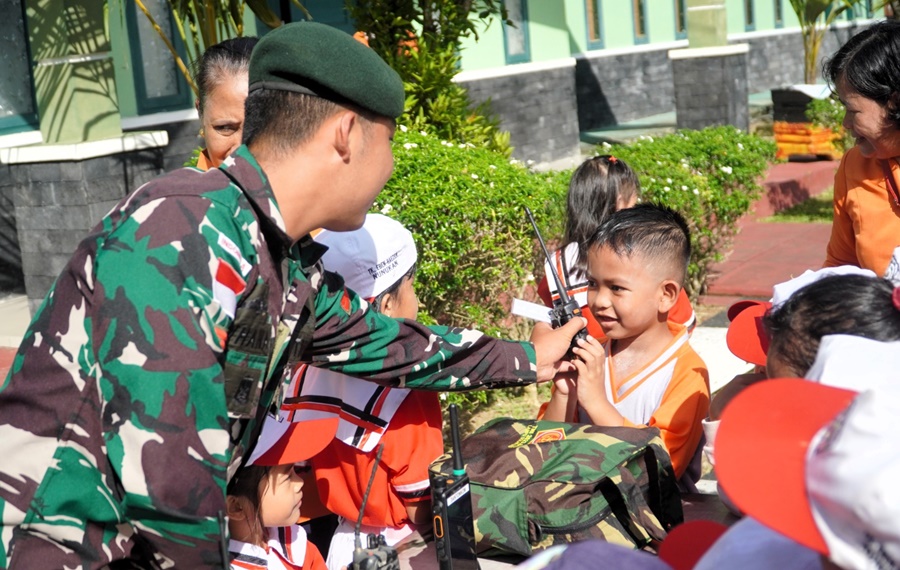 Puluhan anak dari PAUD Sangrila dan PAUD Permata Bunda Nunukan melakukan kunjungan edukasi ke Pos Komando Taktis (Kotis) Satgas Pamtas Yonarmed 11 Kostrad di Jalan Fatahilah, Kecamatan Nunukan Tengah, Kabupaten Nunukan, Kalimantan Utara, Kamis (27/02/2025). (foto: Peneleven/Narwan)