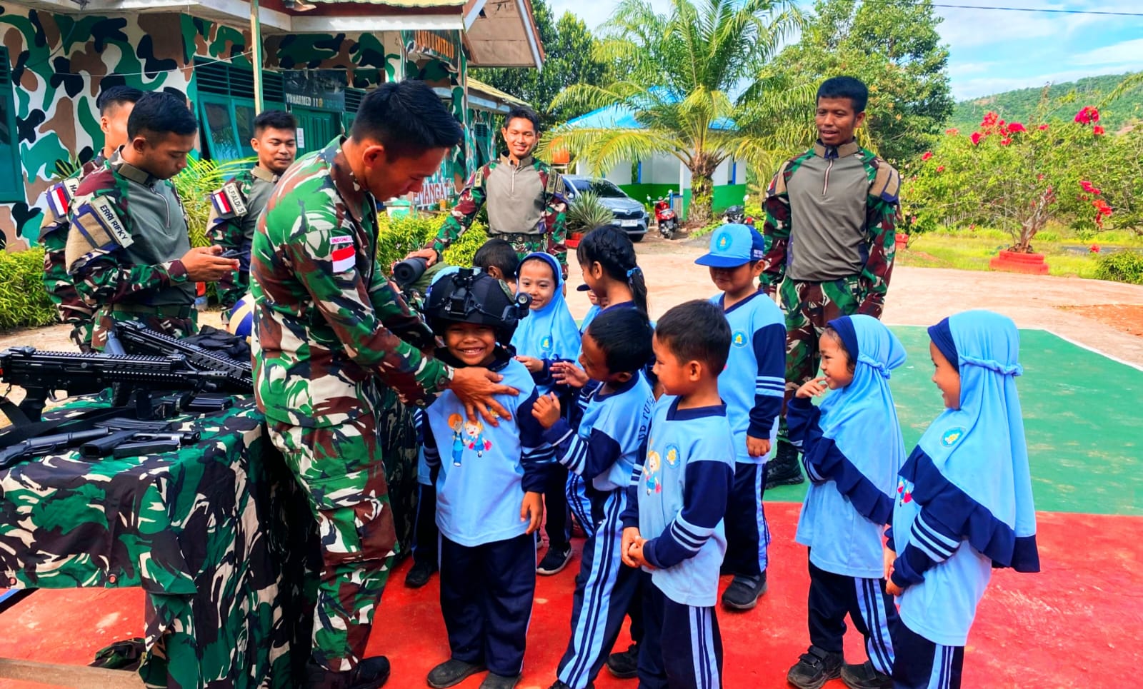 Satgas Pamtas Yonarmed 11 Kostrad Pos Sei Ular menerima kunjungan dari anak-anak PAUD Tunas Mulia, Kecamatan Sei Manggaris, Kabupaten Nunukan, Jumat (07/02/2025). (foto: Peneleven/Narwan) 