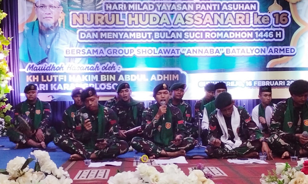 Grup Sholawat Annababa Yonarmed 1 Kostrad memeriahkan Pengajian Umum yang digelar oleh Panti Asuhan Nurul Huda Assanari dalam merayakan Milad ke-16 sekaligus menyambut datangnya bulan suci Ramadan 1446 Hijriah, Minggu (16/02/2025). (foto: Penajusta/Narwan)