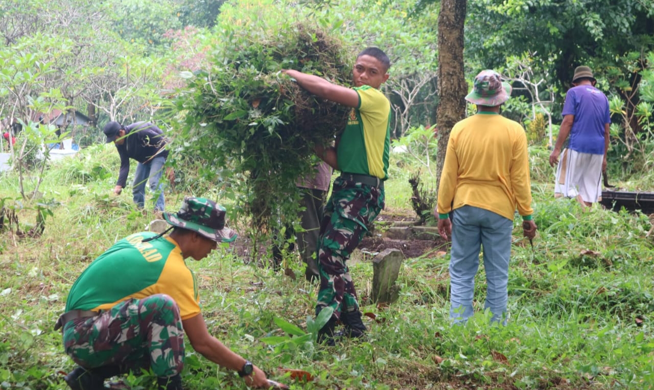 Dalam rangka menyambut datangnya bulan suci Ramadan, Prajurit Yonarmed 1 Kostrad melaksanakan Karya Bakti bersama warga Kampung Sukun Kelurahan Candirenggo, Kecamatan Singosari, Malang, Minggu (23/02/2025). (foto: Penajusta/Narwan) 