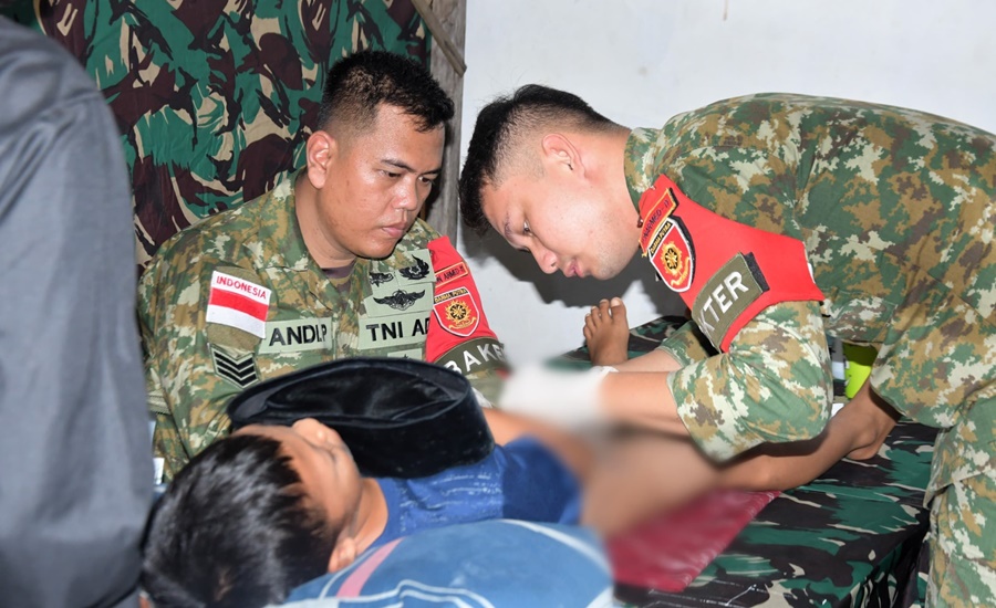 Dalam rangka memperingati Hari Ulang Tahun (HUT) ke-64 Kostrad, Satgas Pamtas Yonarmed 11 Kostrad menggelar kegiatan khitanan massal gratis, Jumat (21/02/2025). (foto: Peneleven/Narwan)