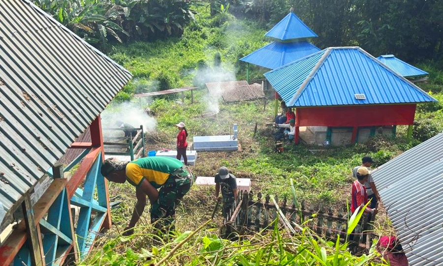 Satgas Pamtas Yonarmed 11 Kostrad Pos Lumbis melaksanakan kegiatan Karya Bhakti dengan membersihkan area pemakaman bersama masyarakat Desa Tau Lumbis, Kecamatan Lumbis Hulu, Kabupaten Nunukan, Selasa (04/02/2025). (foto: Peneleven/Narwan)