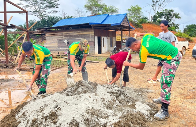 Personel Satuan Tugas Pengamanan Perbatasan (Satgas Pamtas) Yonarmed 11 Kostrad Pos Simanggaris menjalin keharmonisan TNI dengan masyarakat di Desa Tabur Lestari, Kecamatan Simanggaris, Kabupaten Nunukan, Rabu (12/02/2025). (foto: Peneleven/Narwan)