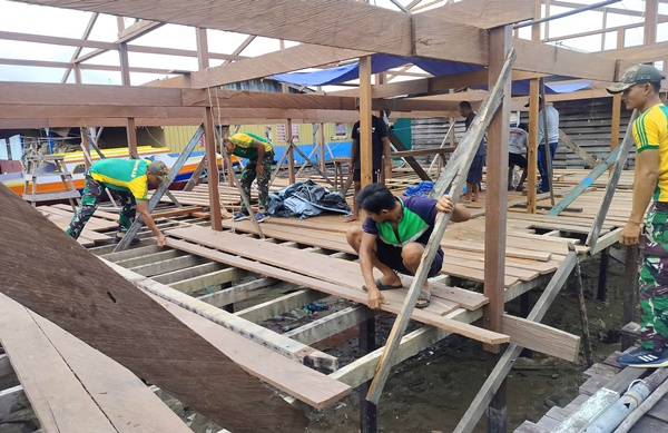 Satgas Pamtas Yonarmed 11 Kostrad Pos Sei Kaca membantu pembangunan rumah milik seorang warga di Kampung Pukat, Desa Sei Bolong, Kecamatan Nunukan Barat, Kabupaten Nunukan, Sabtu (01/02/2025). (foto: Peneleven/Narwan)