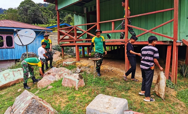 Satgas Pamtas Yonarmed 11 Kostrad Pos Labang melaksanakan karya bhakti di Gereja St. Petrus di Desa Labang, Kecamatan Lumbis Pansiangan, Kabupaten Nunukan, Kaltara, Senin (03/02/2025). (foto: Peneleven/Narwan)