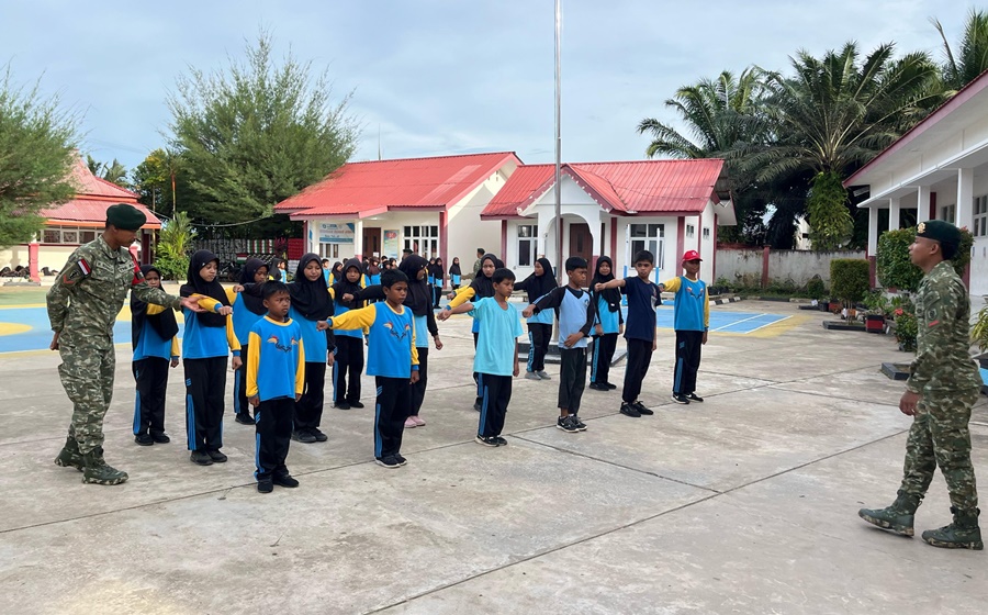 Satgas Pamtas Yonarmed 11 Kostrad berikan materi Wawasan Kebangsaan dan PBB di SD Negeri 004 Binalawan, Kecamatan Sebatik Barat, Kabupaten Nunukan, Kaltara, Rabu (26/02/2025). (foto: Peneleven/Narwan)