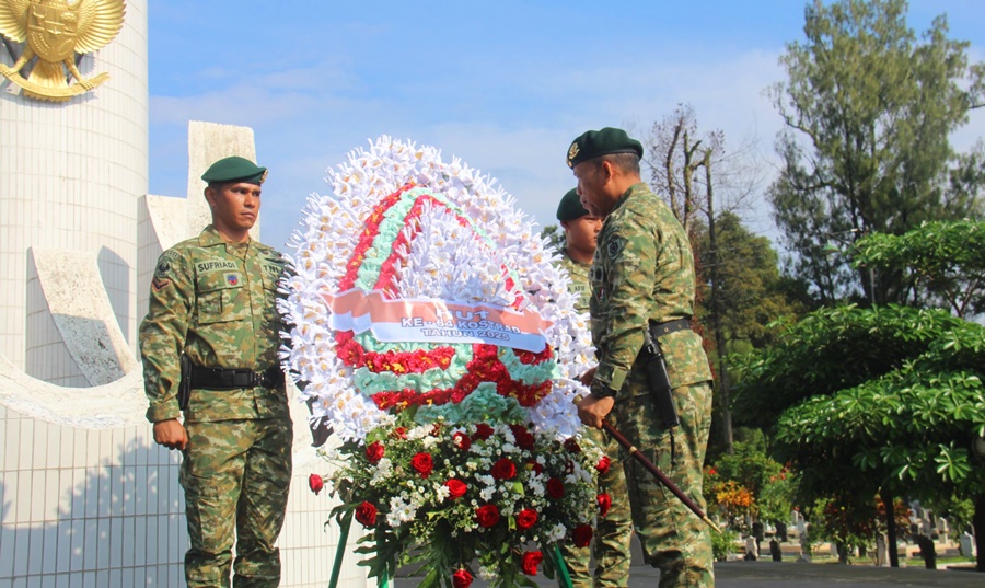 Dalam rangka memperingati Hari Ulang Tahun ke-64 Kostrad, Yonarmed 1 Kostrad melaksanakan kegiatan Ziarah Rombongan Bersama Pangdivif 2 Kostrad ke Taman Makam Pahlawan (TMP) Untung Suropati Malang, Rabu (26/02/2025). (foto: Penajusta/Narwan)
