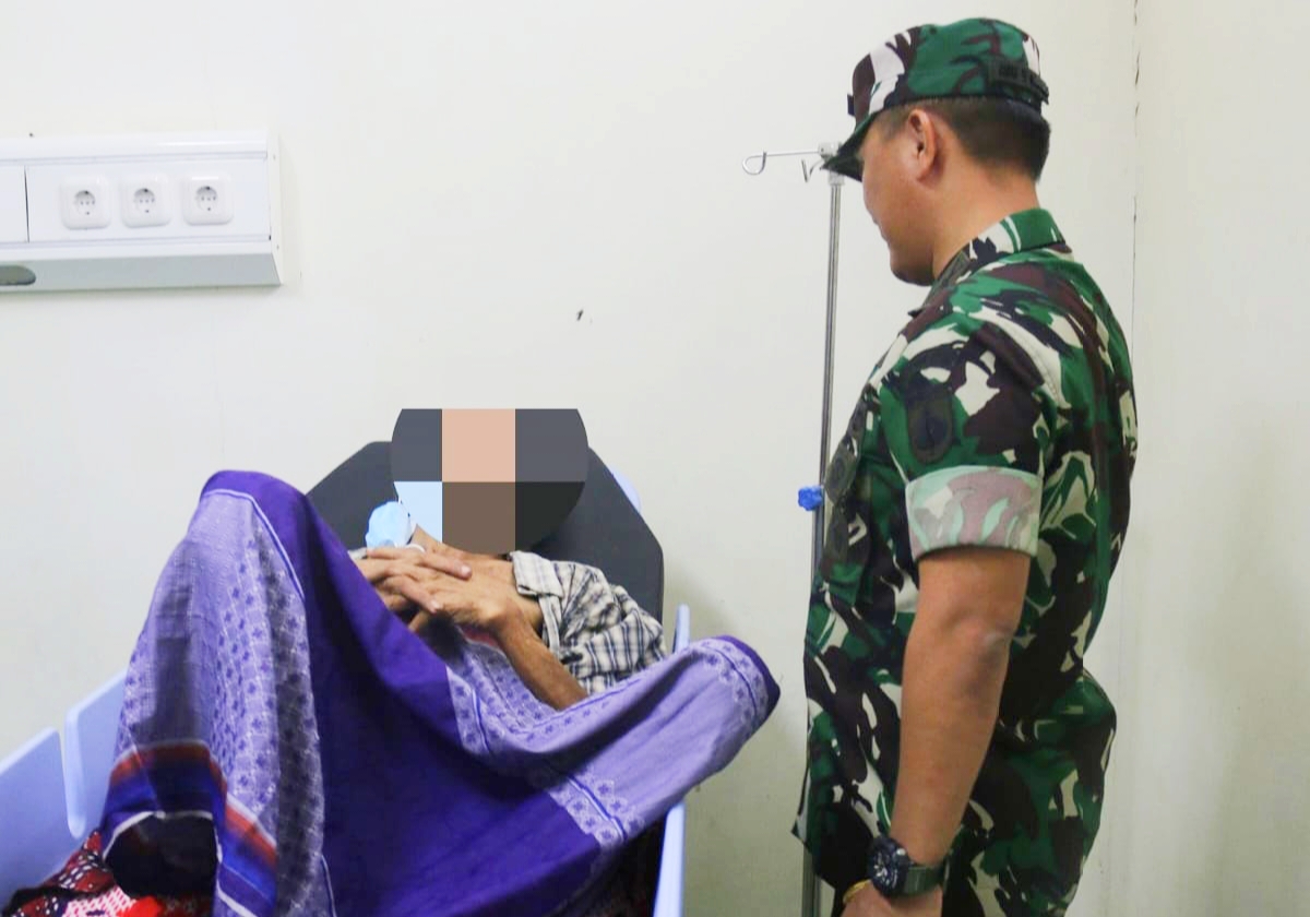 Dandim 0718/Pati Letkol Inf. Jon Young Saragi, S.Sos, M.I.P. mengunjungi seorang warga penderita gangguan syaraf bernama Lasjan yang kini dirawat di RS Suwondo, Pati, Selasa (04/03/2025). (foto: Agus/Narwan) 