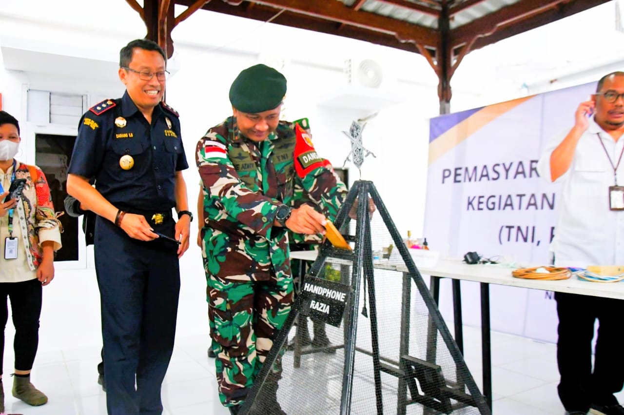 Dansatgas Pamtas Yonarmed 11 Kostrad, Letkol Arm Gde Adhy Surya Mahendra turut serta dalam kegiatan Hari Bhakti Pemasyarakatan ke-61 di Lapas Nunukan, Kaltara, Rabu (19/03/2025). (foto: Peneleven/Narwan)
