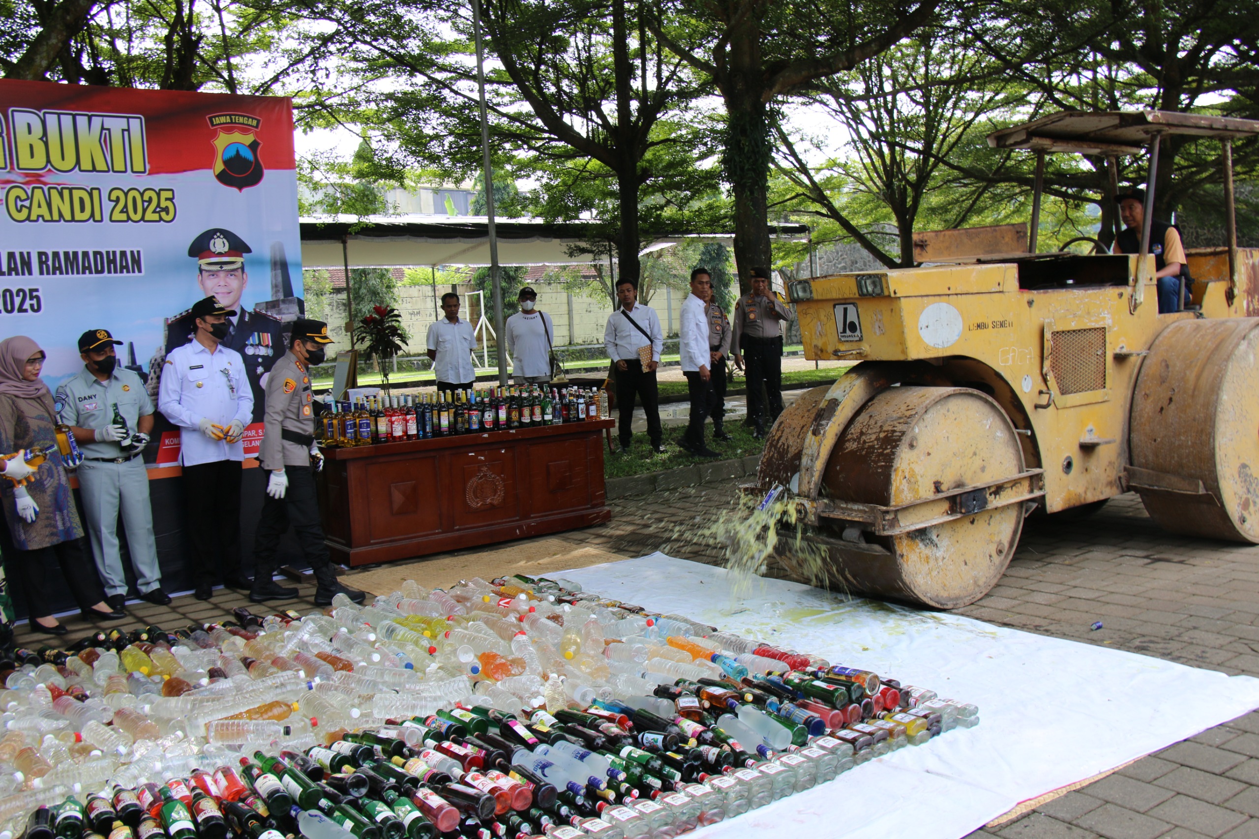 Polresta Magelang Musnahkan Ribuan Botol Miras Hasil KRYD (agri/mitramabesnews.com)